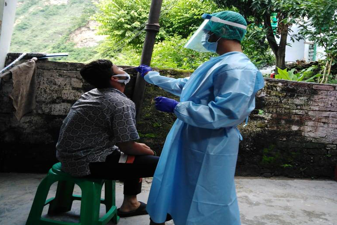 बैतडीः भारतसंग सीमा जोडिएको  झुलाघाट नाकामा स्वास्थ्य परीक्षण जारी